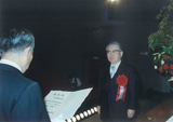 昭和51年 吉識雅夫先生へ名誉町民認証状伝達(町制20周年記念式典)