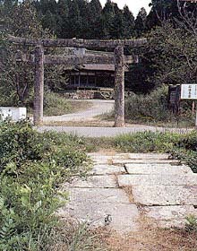 岩尾神社と石造鳥居写真