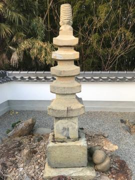 石造五重塔(伝慶芳上人墓)写真