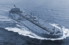超大型タンカー「BERGE　EMPRESS」417,007重量トン、全長365ｍ　1976年 「三井造船株式会社提供」