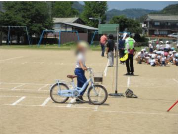自転車を押して歩く
