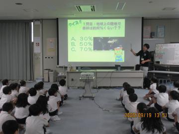 森林クイズに答えているところ