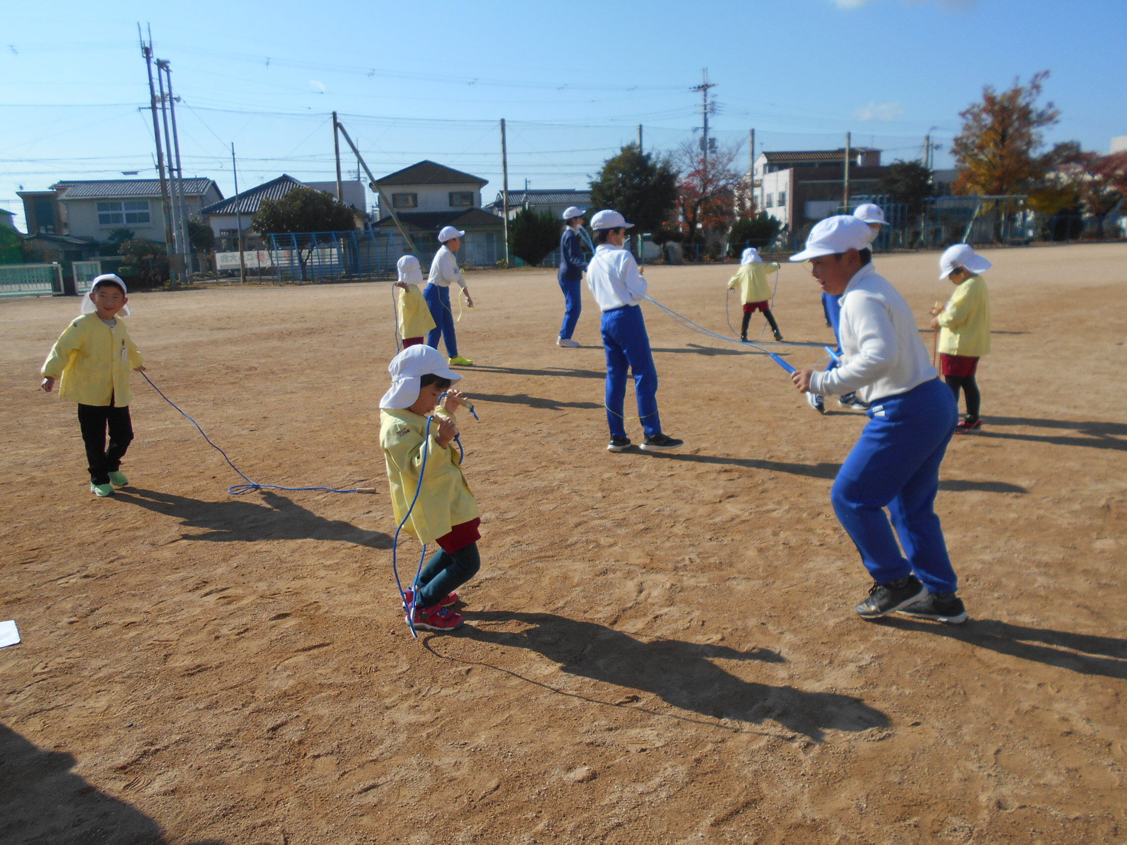 縄跳びを教えるようす