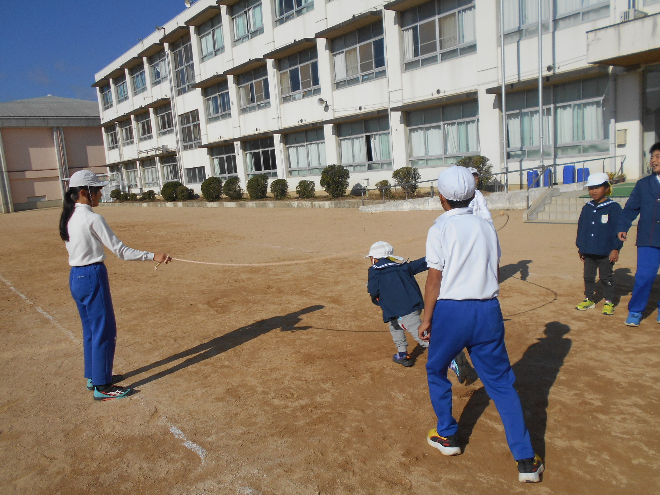 大繩を一緒に跳ぶようす