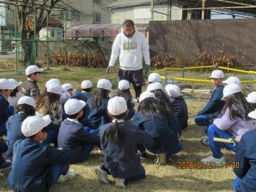 竹割の説明をしているところ