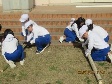 自分たちで竹を切る