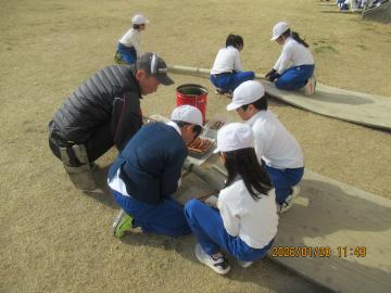 先生と一緒に竹割に挑戦