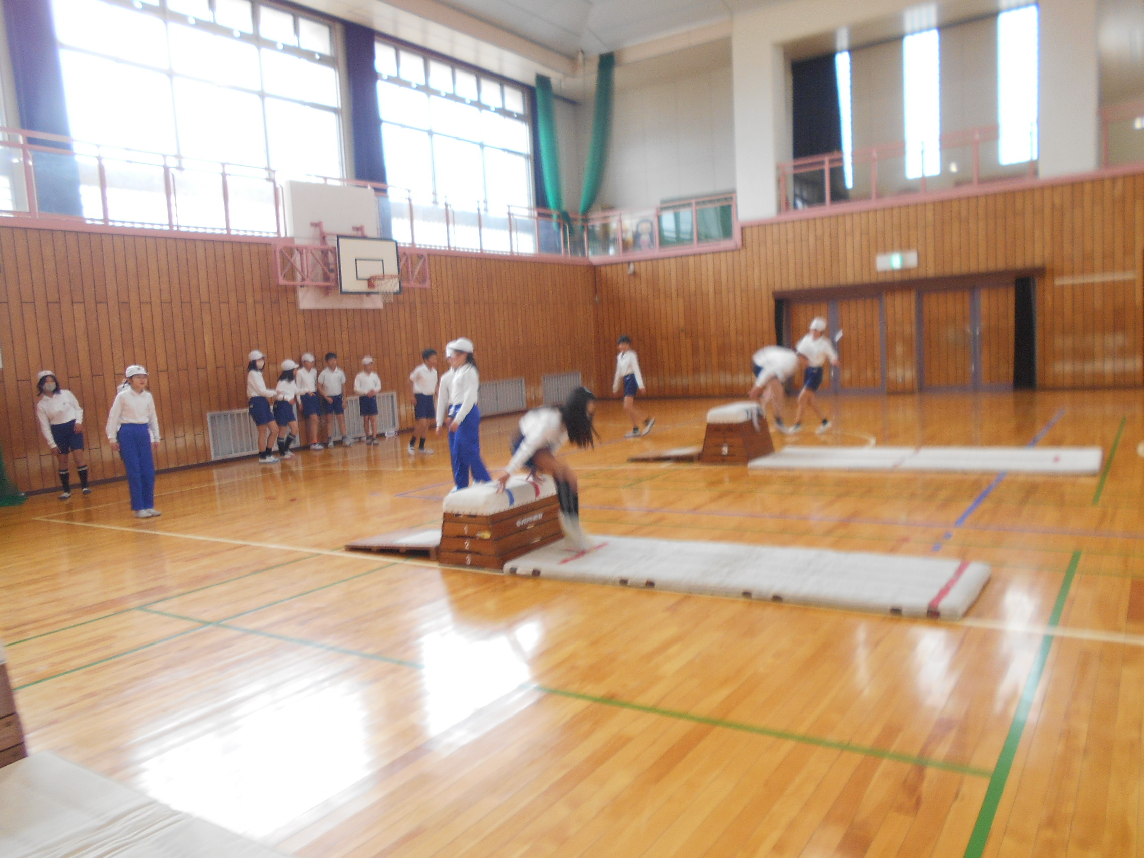 かかえこみ跳びのようす