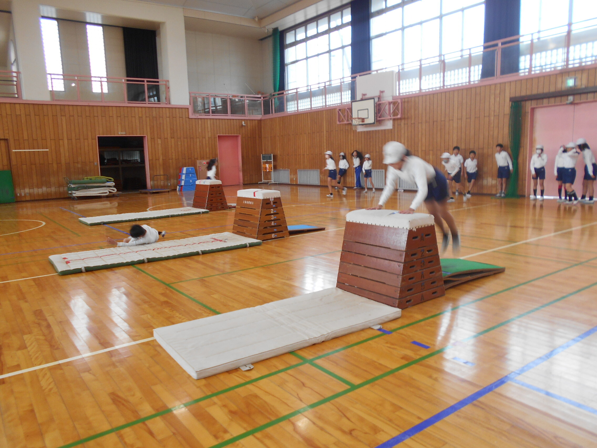 屈伸跳びのようす