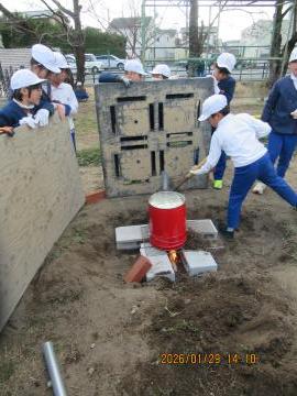 土をかけるようす