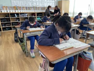 点字を打っているところ