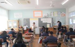 説明を聞いているところ