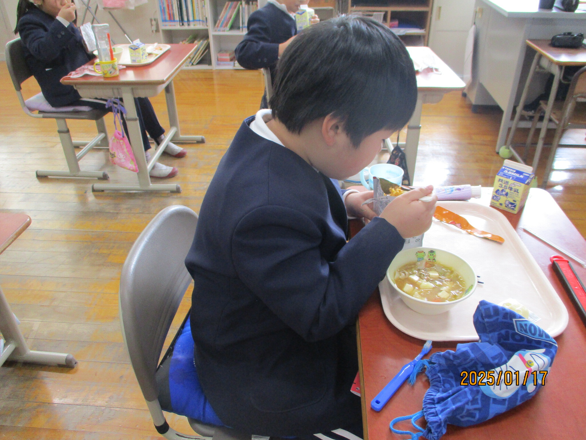 給食のようす（救給カレー）