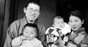吉識雅夫とご家族のモノクロ写真1	
