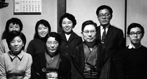 吉識雅夫とご家族のモノクロ写真2	